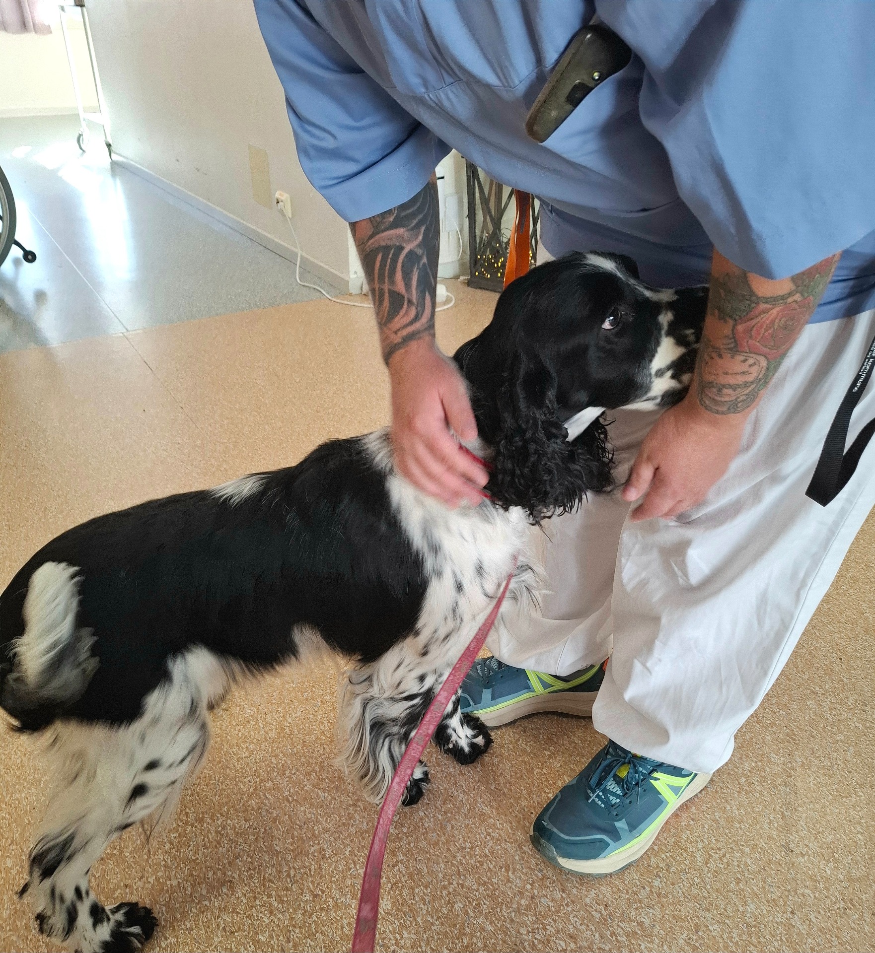 Linka sjekker en ansatt